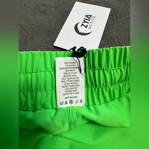 ZYIA women’s green active shorts L NWT - Picture 3 of 9